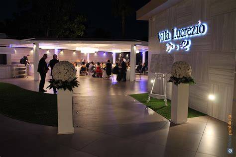 Coppia felice che festeggia il matrimonio a Villa Lucrezio