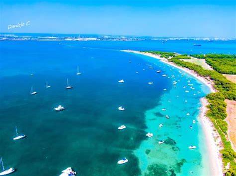 Panorama delle Isole Cheradi con mare cristallino