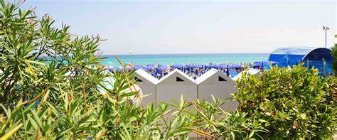 Stabilimento balneare elegante con vista mare