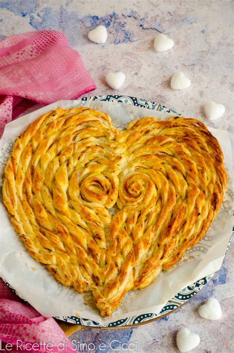 Torta salata a forma di cuore con speck