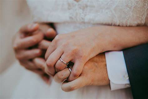 Coppia che si scambia le fedi durante il matrimonio