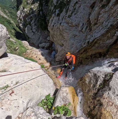 Gruppo che pratica torrentismo in un canyon