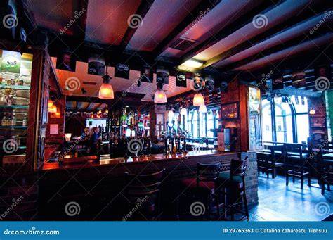 Pub tradizionale irlandese con birra