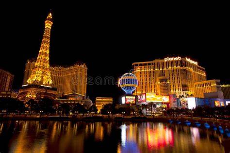 Skyline di Las Vegas con casinò illuminati