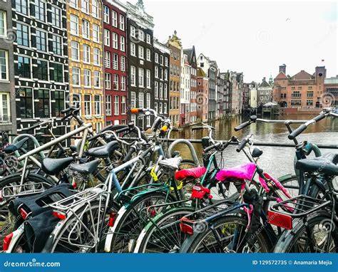 Canali di Amsterdam con biciclette