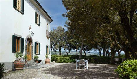 Vista panoramica di Villa de’ Ricci Rignana con vigneti
