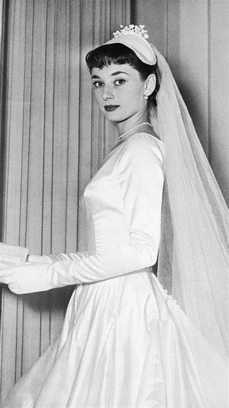 Audrey Hepburn con il suo primo abito da sposa disegnato per lei dalle sorelle Fontana di Roma