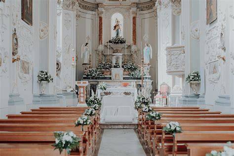 Addobbi floreali sobri in chiesa