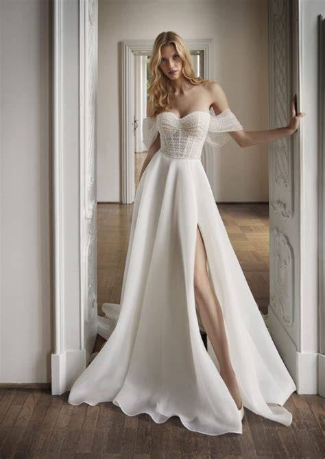 Esempi di abiti da sposa con cut out strategici