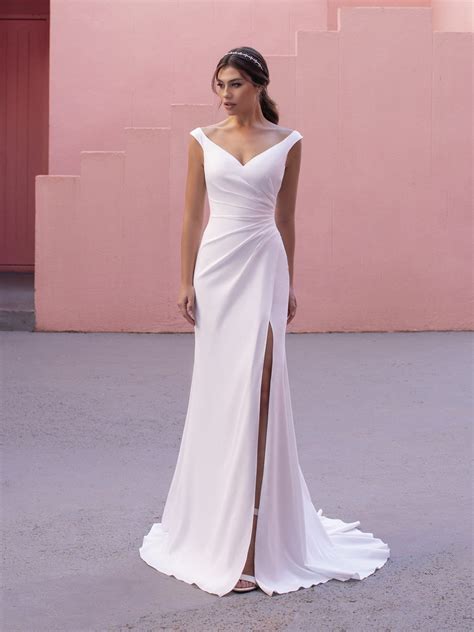 Accessori eleganti per abiti da sposa semplici