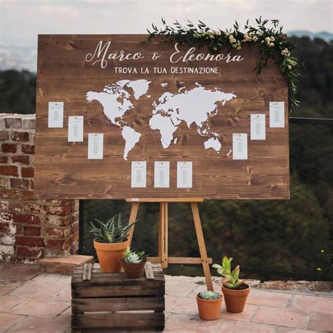 Esempio di tableau de mariage con escort card creative