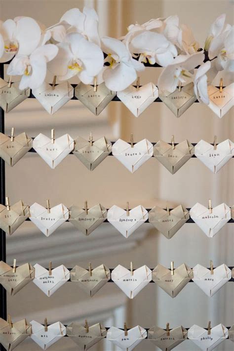 Tableau de mariage a forma di cuore con escort card