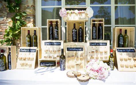 Tableau de mariage a tema vino con bottiglie e tappi di sughero