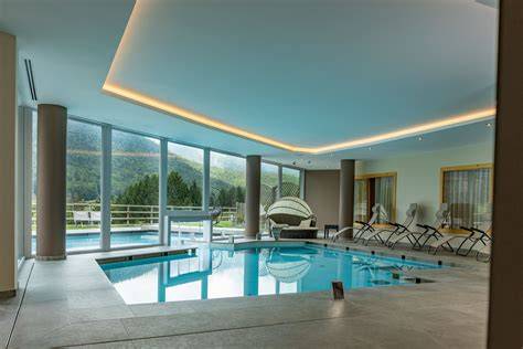 Spa interna con piscina e lettini