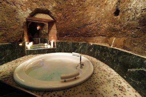 Interno di una spa di lusso con elementi architettonici antichi