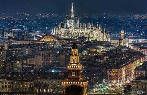 Skyline di Milano di notte con luci scintillanti