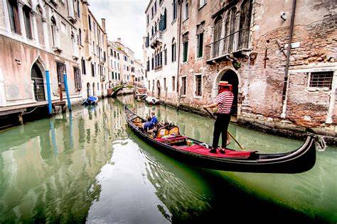 Gondola che naviga su un canale di Venezia
