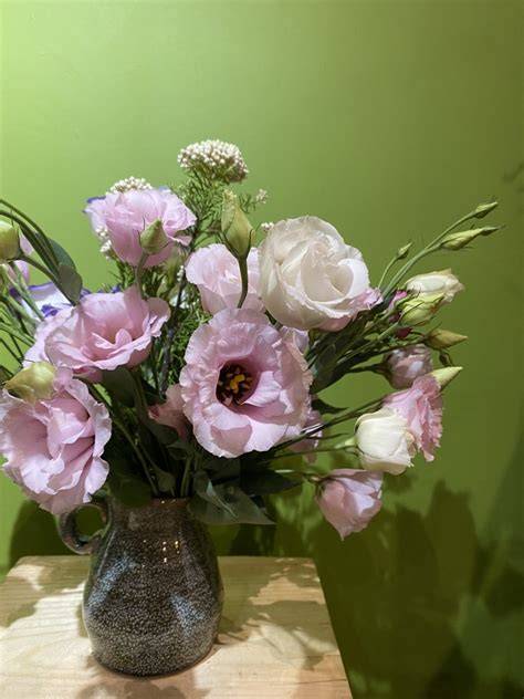 Composizione di lisianthus di vari colori