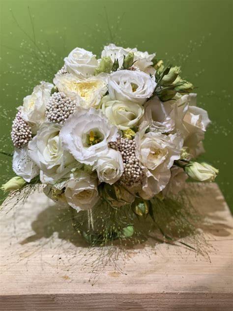 Bouquet da sposa con lisianthus e rose bianche