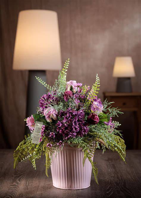 Vaso con fiori di lisianthus recisi