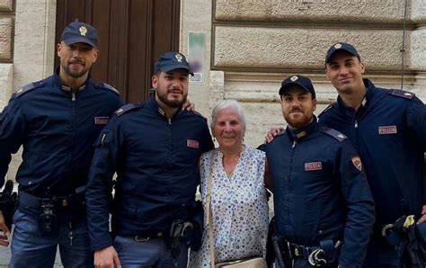 Una fila di allegri poliziotti si tengono per mano per impedire alla folla di farsi avanti durante il matrimonio reale del 1947