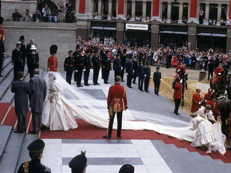 Lady Diana Spencer arriva alla Cattedrale di St Paul con lo strascico dell'abito che le scorre dietro