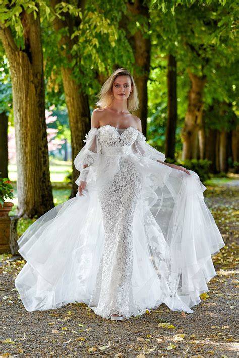 Diverse opzioni di abiti da sposa convertibili con dettagli rimovibili