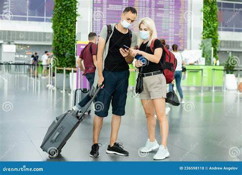 coppia felice in aeroporto