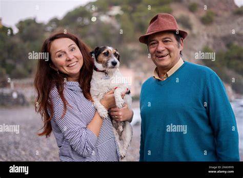 Coppia felice con il proprio cane