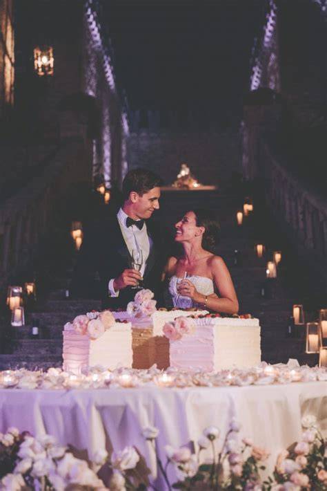 Il romantico taglio della torta nuziale