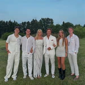 Famiglia Valeria Mazza in total white