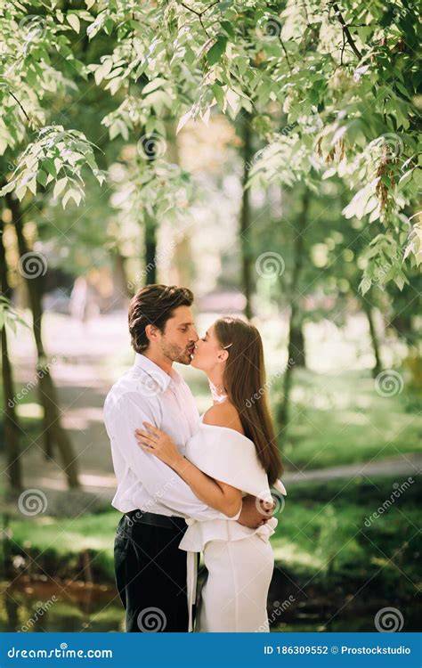 Coppia che si bacia durante il matrimonio