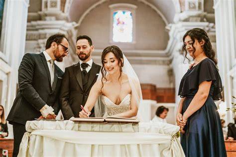 Coppia di testimoni che firmano l'atto di matrimonio