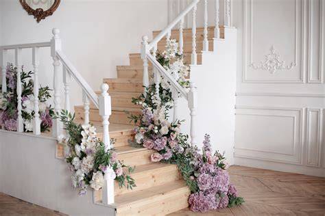 Decorazione scala matrimonio con fiori
