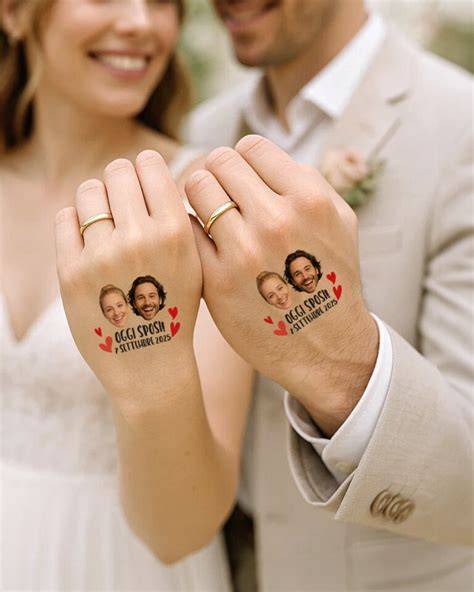Escort card a forma di polaroid con foto degli sposi e degli invitati
