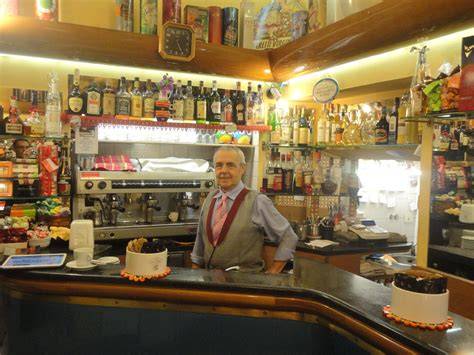 Interno di un bar tradizionale italiano
