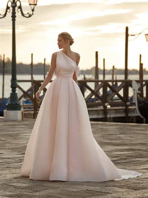 Abbinamento scarpe rosa cipria con abito da sposa avorio