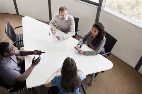 persone in un workshop che discutono
