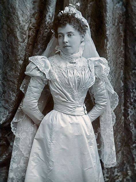 Sposa vittoriana in abito elaborato