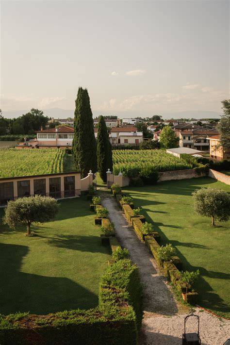 Paesaggio dell'Emilia-Romagna con una villa storica
