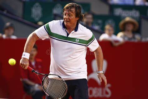 Adriano Panatta durante una partita di tennis