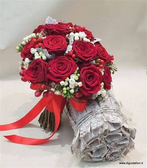 Composizione di bouquet da sposa con rose rosse
