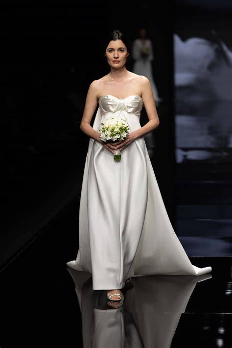 Modella con abiti da sposa eleganti