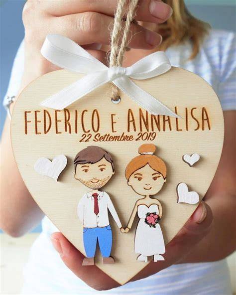 Coppia che riceve un regalo personalizzato in legno