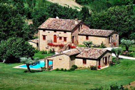 Vista panoramica delle colline marchigiane con agriturismo