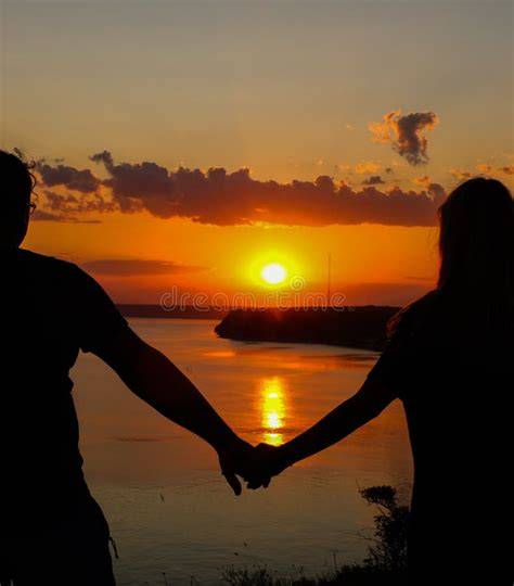 Coppia romantica sulla spiaggia di Zanzibar al tramonto