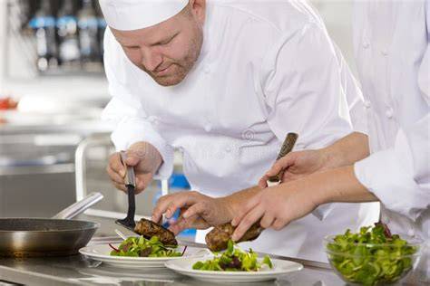 Chef stellato che prepara un piatto
