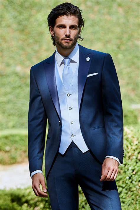 Modello di abito da sposo classico ed elegante.