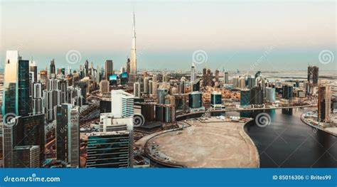 Panorama di Dubai con grattacieli moderni e il deserto sullo sfondo