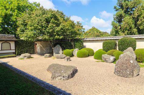 Giardino giapponese Zen con sabbia rastrellata e rocce